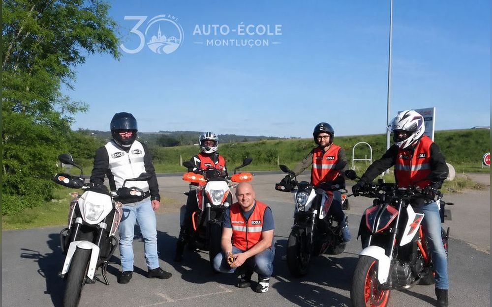 Élèves moto sur la piste privée de l'Auto-École Montluçon